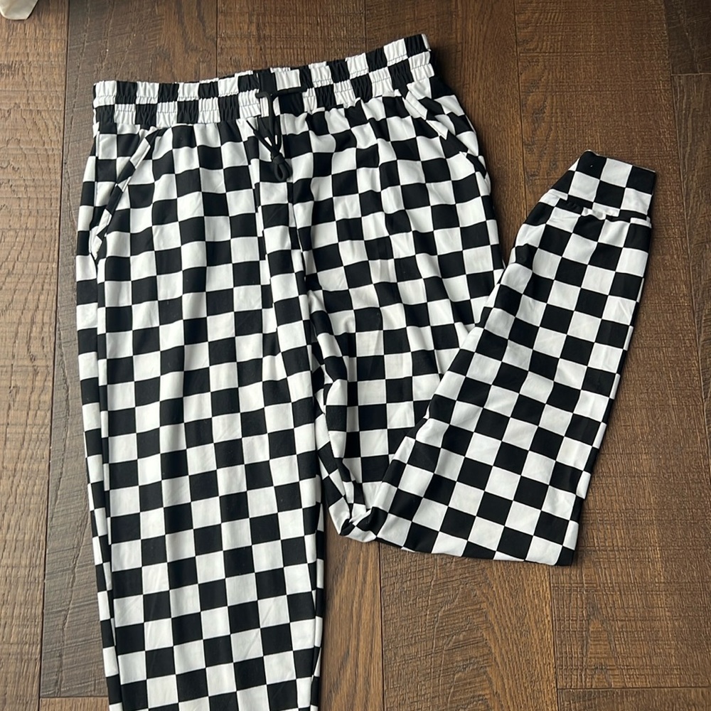 Like New buttery soft Checkered Joggers with Pockets